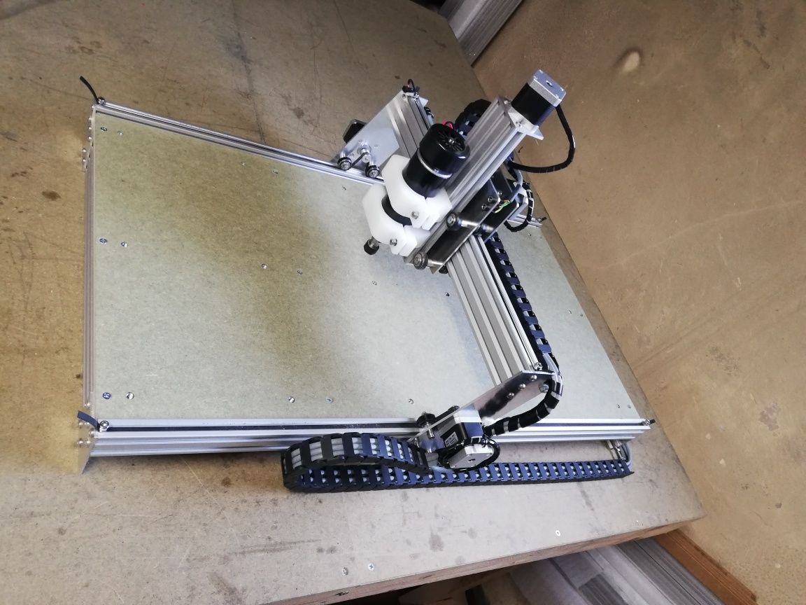 Mini Cnc com fresadora e possibilidade de outras ferramentas