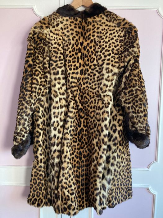 Casaco vintage em pele de leopardo com gola e acabamentos em vison