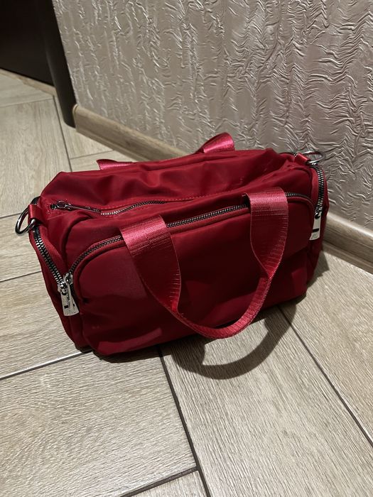 Червона спортивна сумка або дорожня сумка з логотипом "FL"