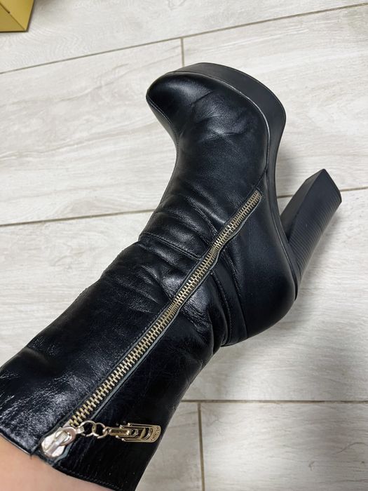 Шкіряні чобітки з овчинкою всередині.