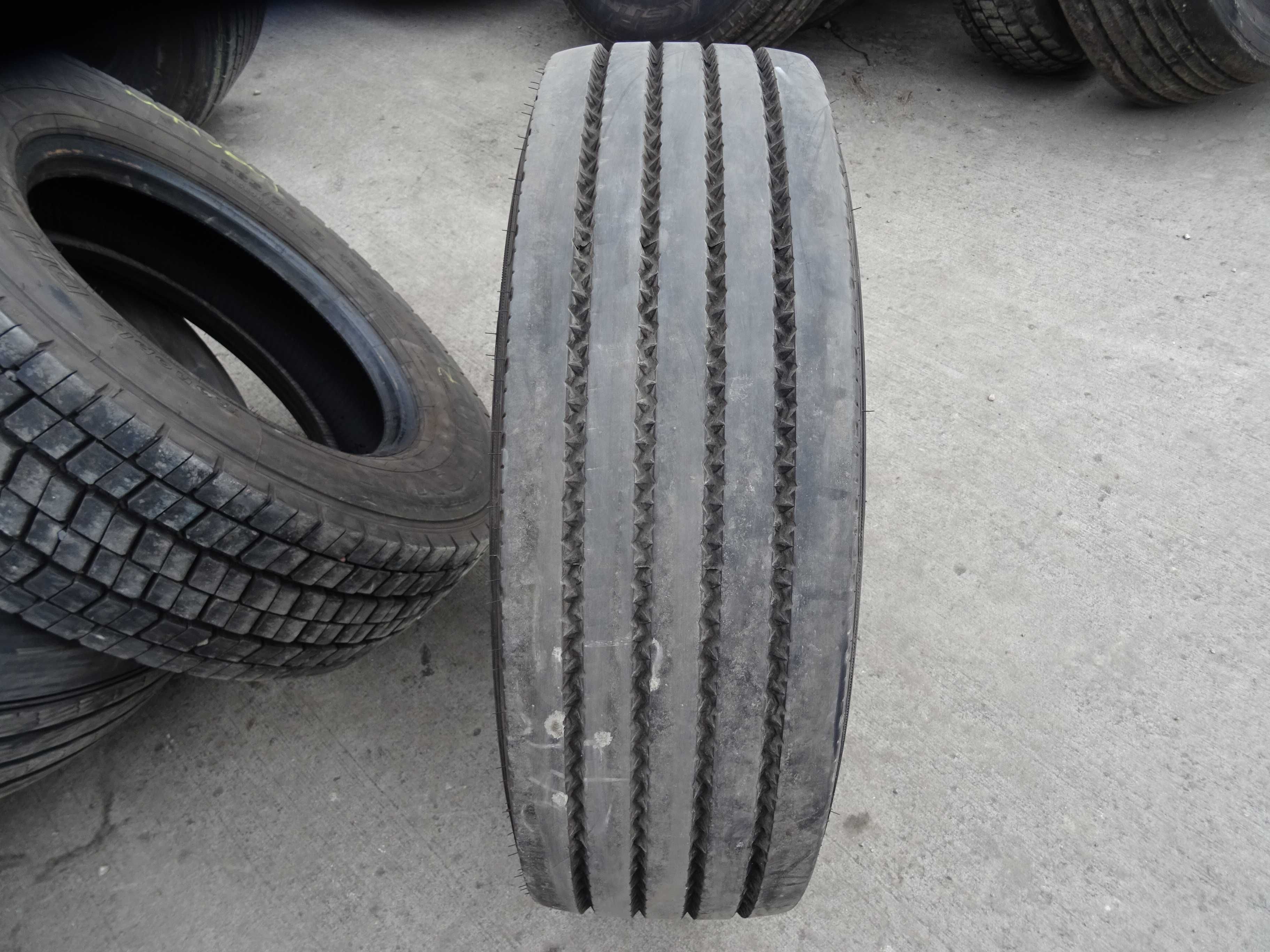 Opona 245/70R19.5 UNIROYAL TH 40 (570 netto)