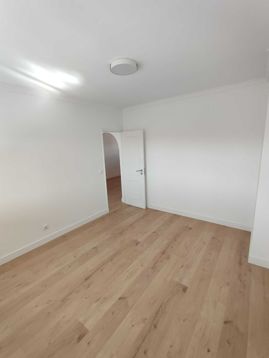 T1 + 1 Remodelado com Terraço de 18m2 - Último Andar, Virado a Sul