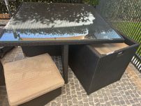 Mesa de jardim em bom estado