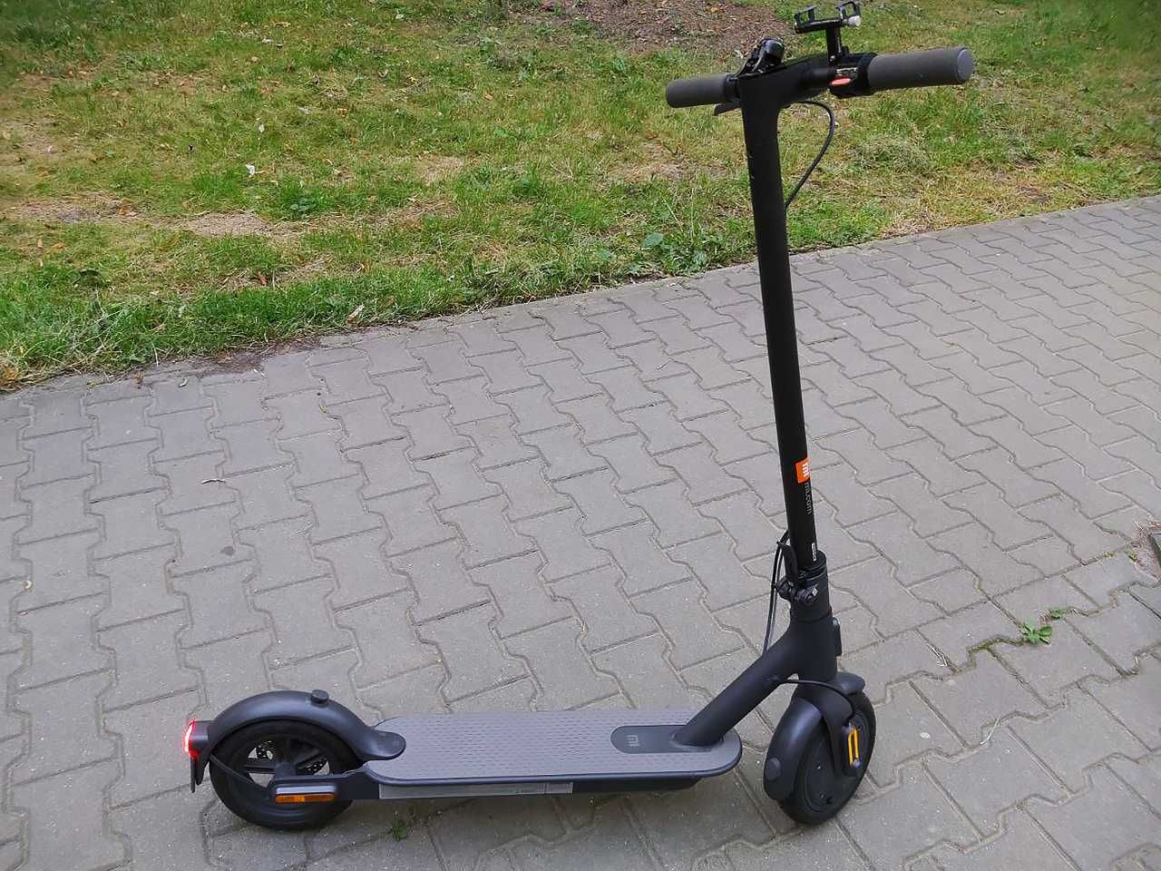 Hulajnoga elektryczna Xiaomi Mi Electric Scooter Essential