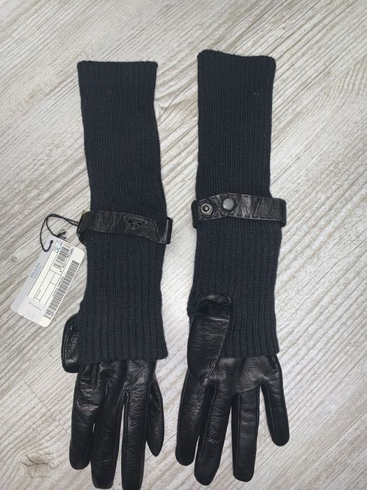 Перчатки прада. Prada