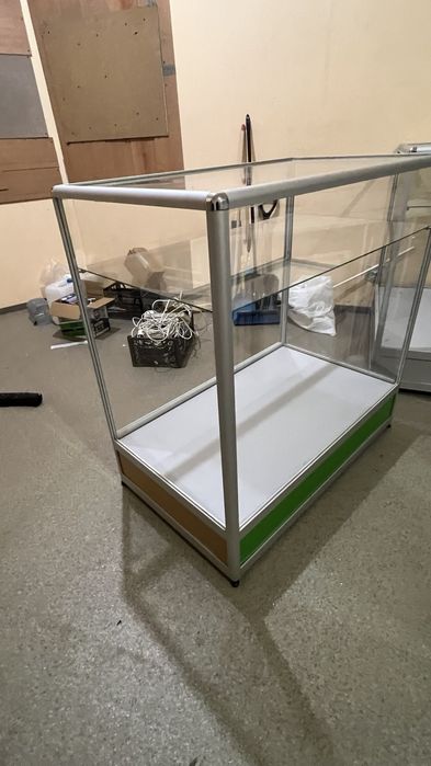 Витрина стеклянная торговая