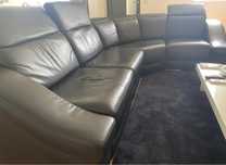 Sofa de canto em pele e pes em inox