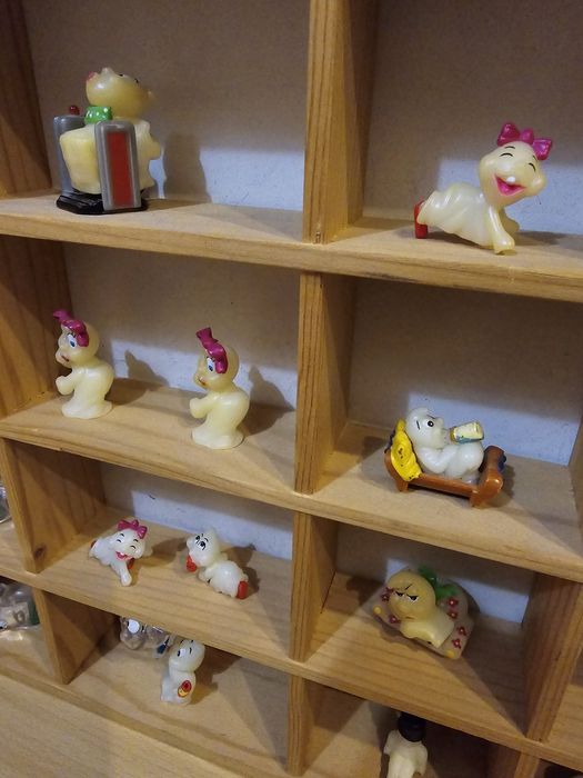 Półka z Kinder niespodziankami 2 szt duszki, robaczki, smoki