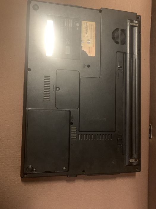 Ноутбук 2008 року з сумкою в мишкою