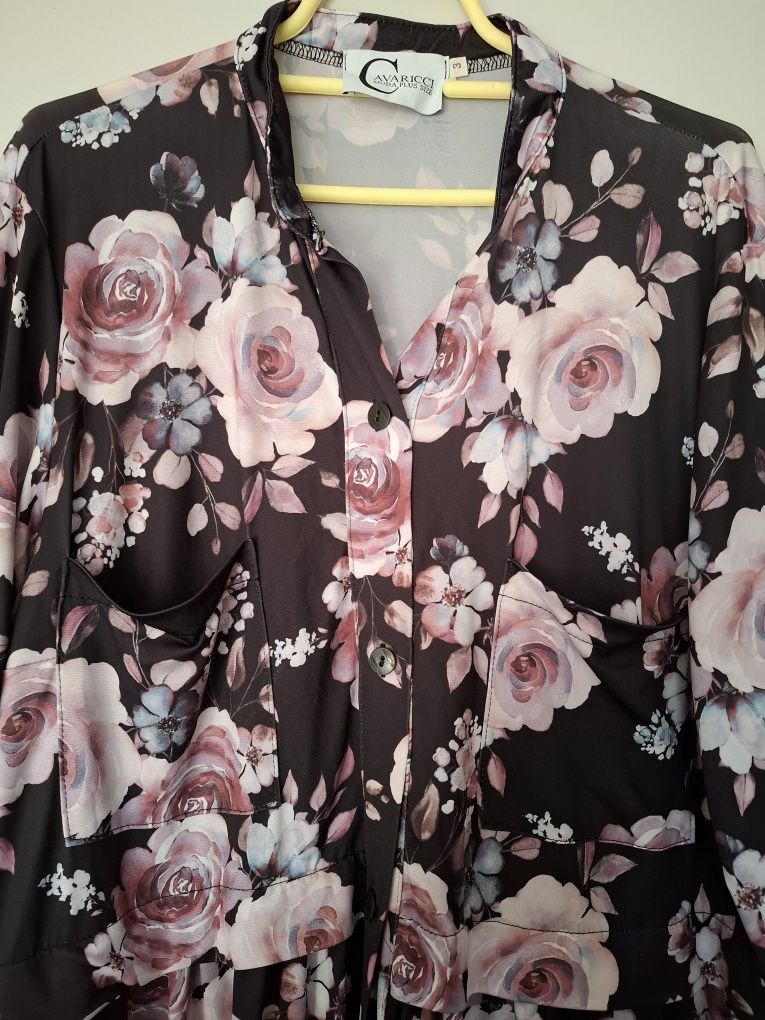 Sukienka plus size szmizjerka plus size guziki róże czarne Cavarrici 4