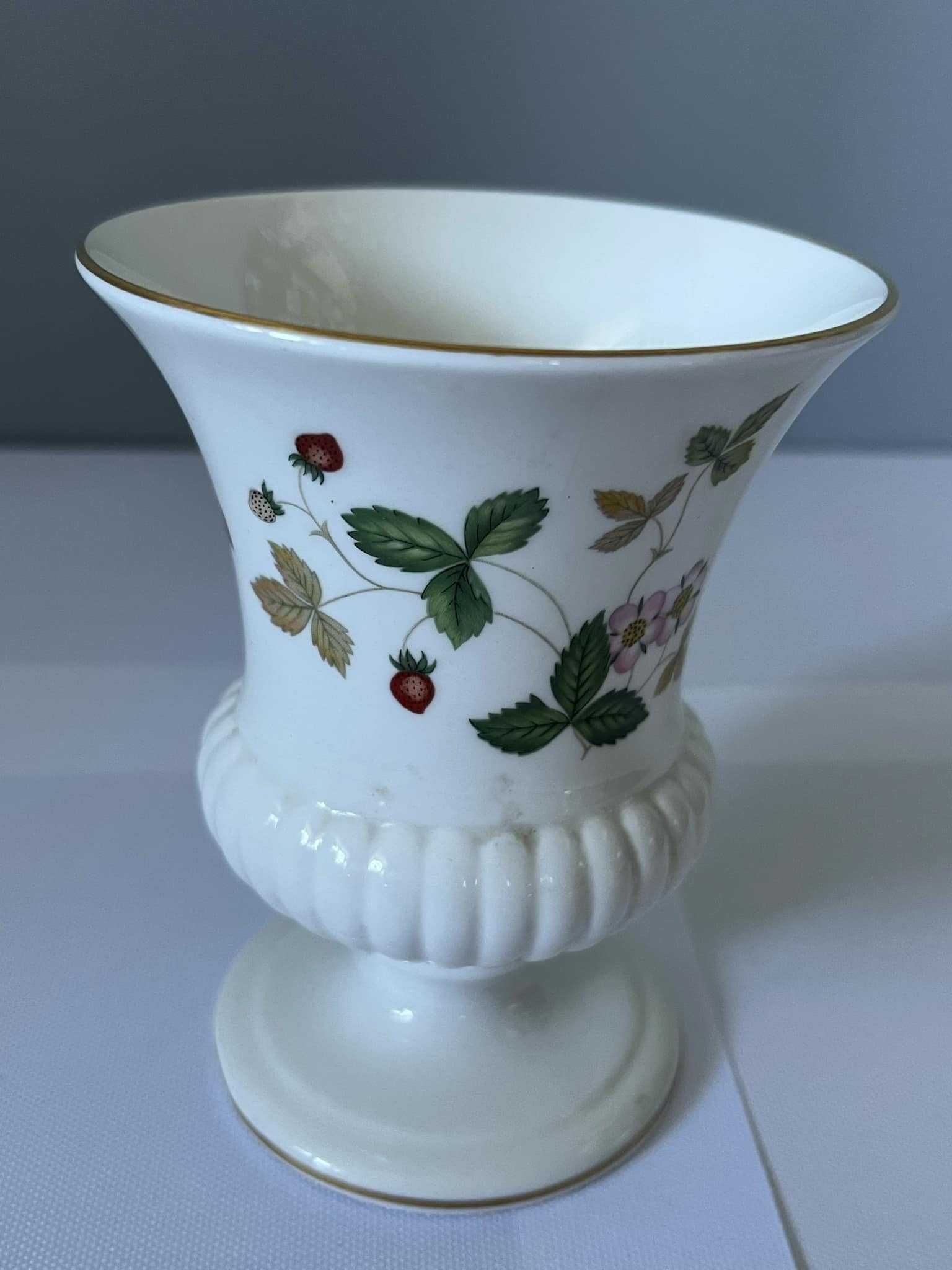 Porcelanowy wazonik truskawki poziomki Wedgwood