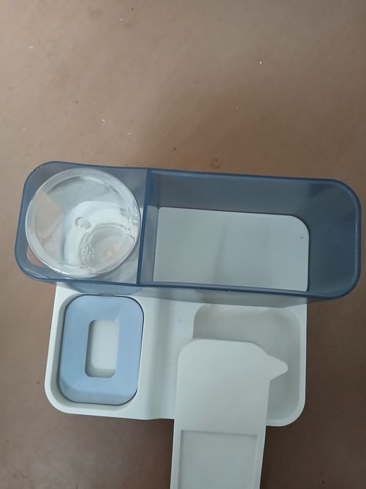 Кормушка и поилка для кошек