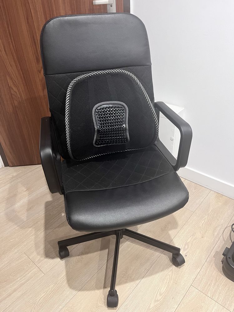 Fotel biurowy z podstawką ergonomiczną dla pleców
