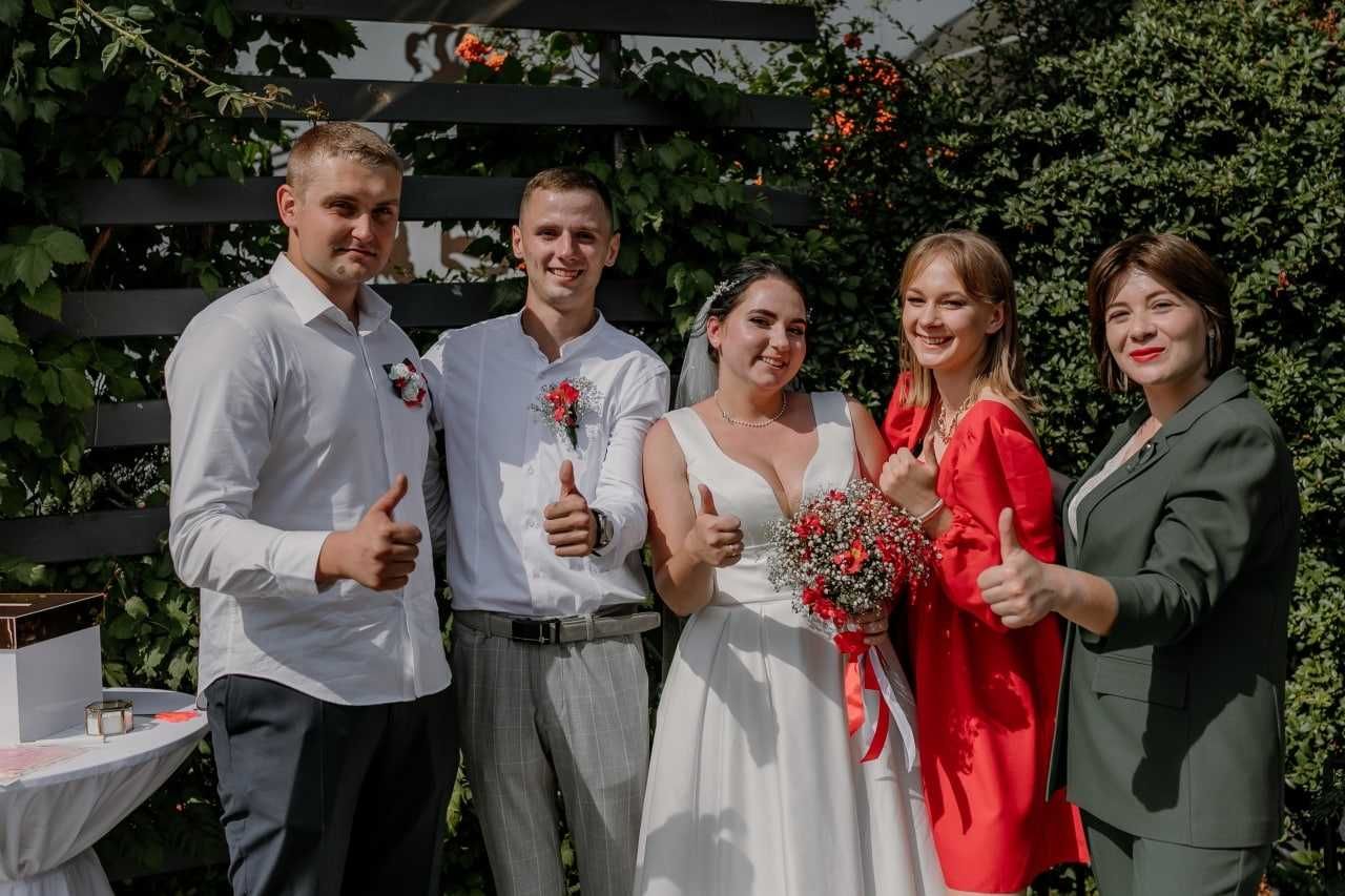 Ведуча, співачка & діджей, живий вокал, спецефекти, тамада, музика.