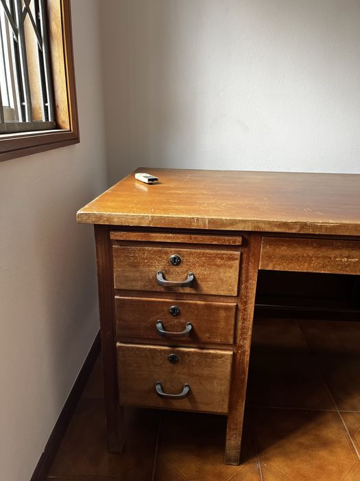 Secretaria antiga em madeira com gavetas