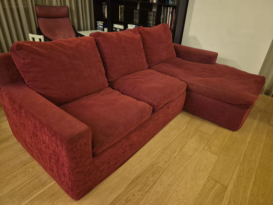 Sofá vermelho de penas