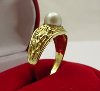 Złoty pierścionek z perłą 6.69g r.26 p.585 LID