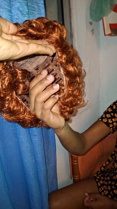 Peruca cacheadas curtas