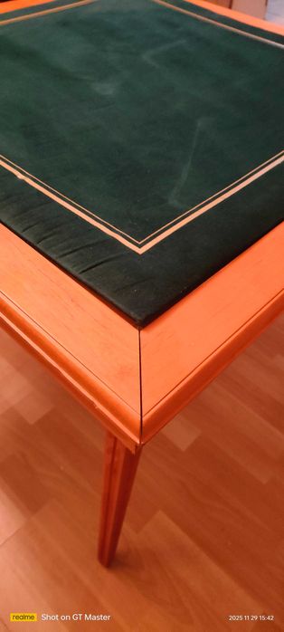 Kwadratowy stolik karciany.