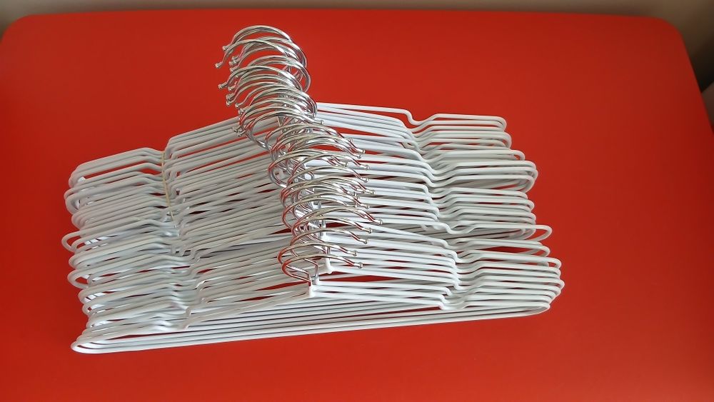 Cabides metalicos brancos