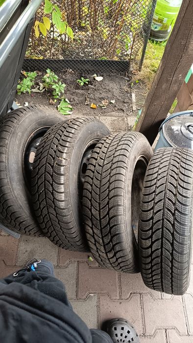 Zimowe opony 14 cali z felgami VW