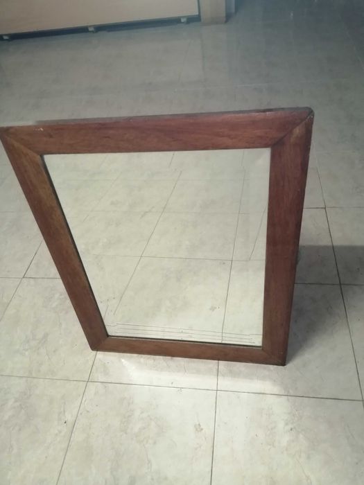 Vendo espelho em moldura de madeira
