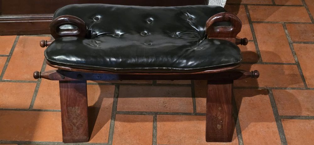 Banco antigo em madeira maciça com assento almofadado em pele