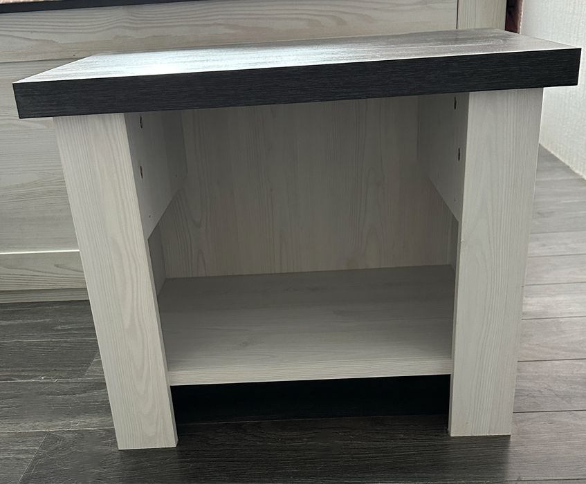 Łóżko do sypialni szer. 166 cm plus dwie szafki szer. 60 cm.