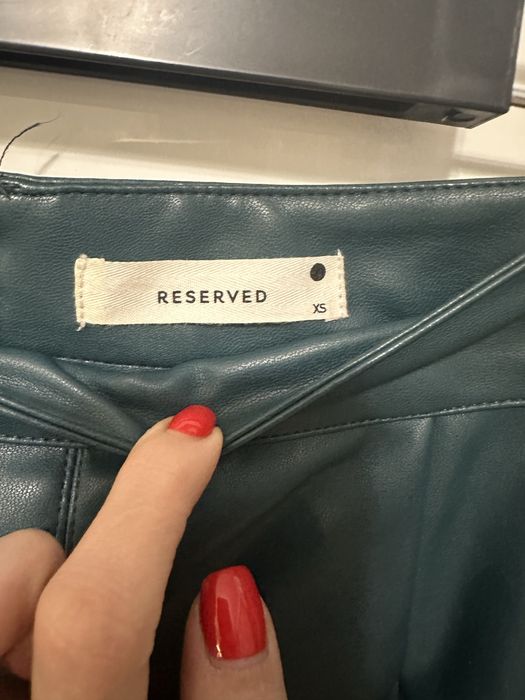 Spodnica ciemnozielona ekoskora Reserved roz XS