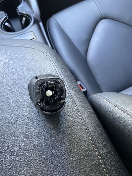Ручка КПП Toyota Camry 70 з декоративною накладкою.
