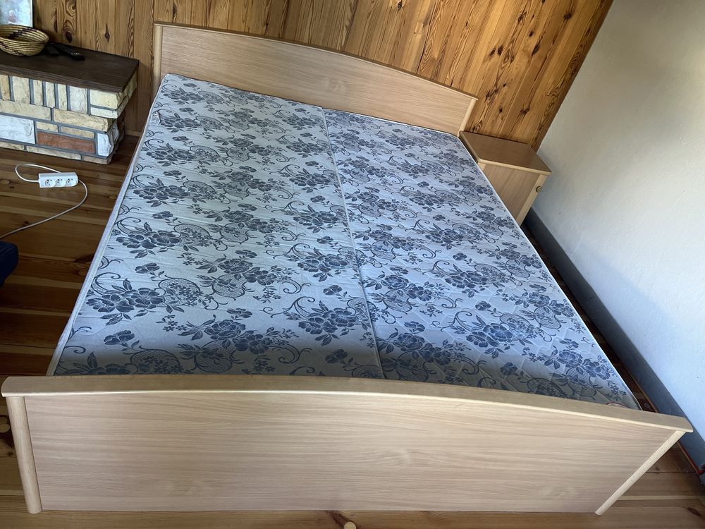 Łóżko 160x200 wraz z materacami i szafka nocna