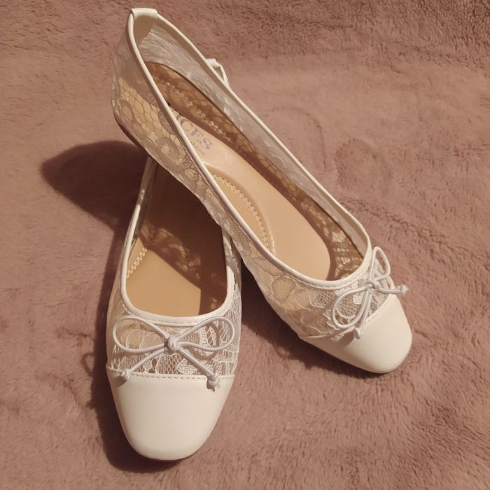 Piękne białe ślubne baleriny