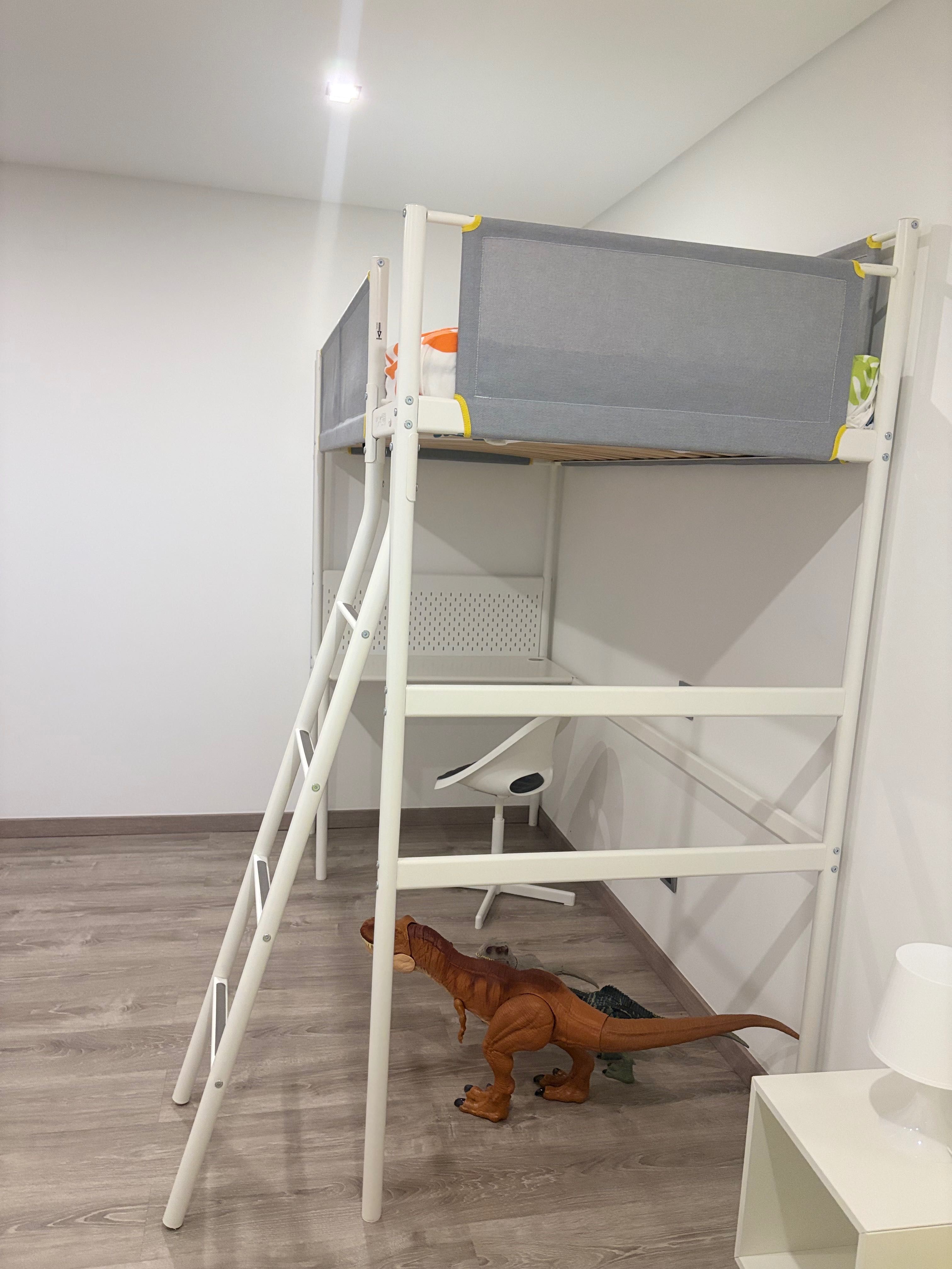 Cama alta com secretaria IKEA