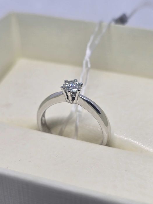 Золота каблучка з діамантом