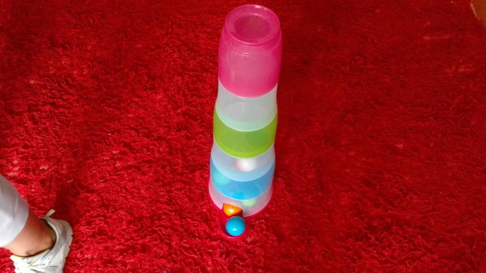 Torre de bolas e copos para crianças