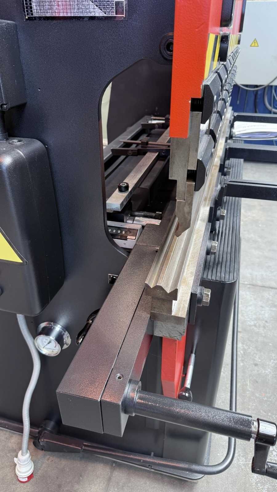 Prasa krawędziowa krawędziarka giętarka AMADA RG 33 t x 2050 Promecam
