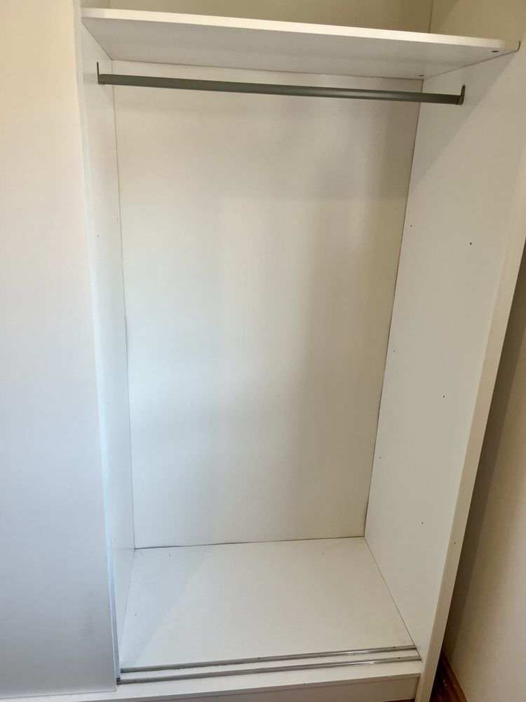 Roupeiro Grande com Portas de Correr – Como Novo!
