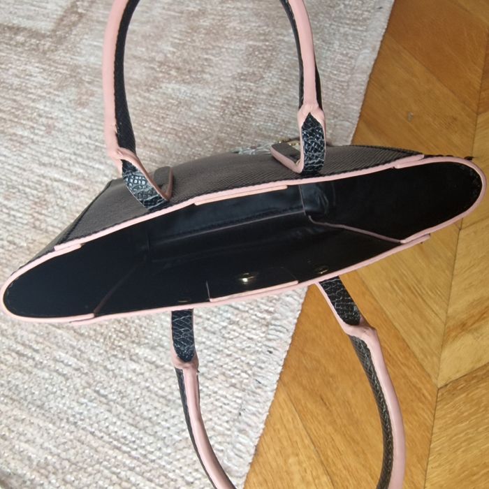 Guess mini torebka czarna z aplikacją