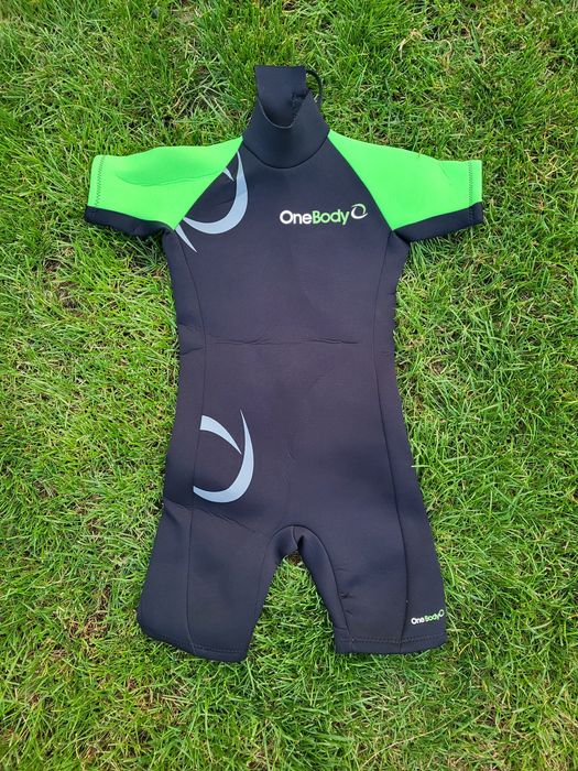 Pianka neoprenowa do pływania na wiek 4 lata 104 zielono czarna krótka