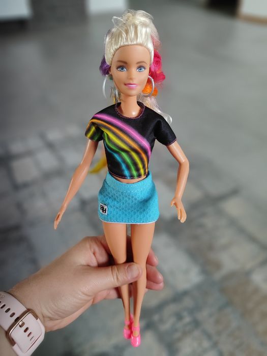 Lalka Barbi tęczowe włosy