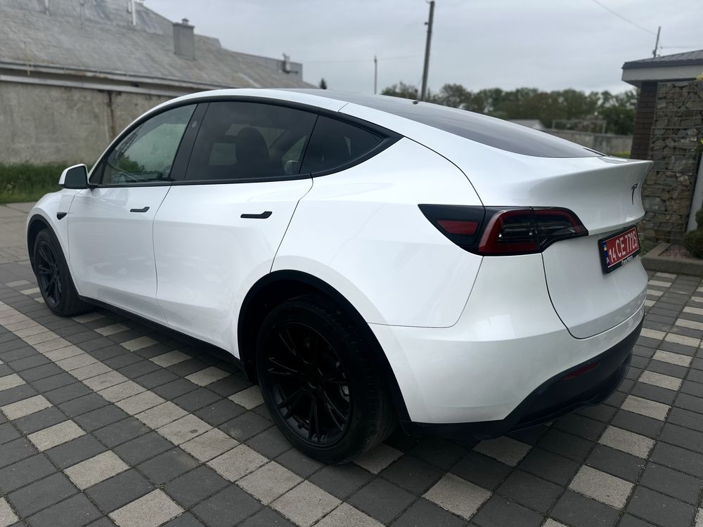 Tesla model Y 5 автопілот