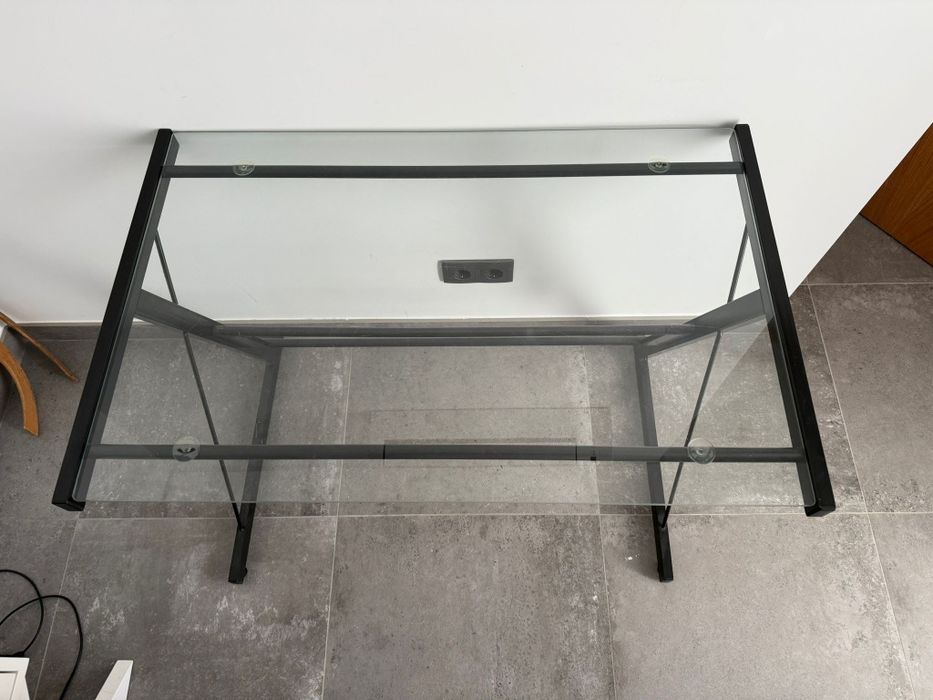 Escrivaninha com tampo de vidro