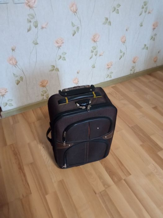 Продам лёгкий чемодан на колесах Single..