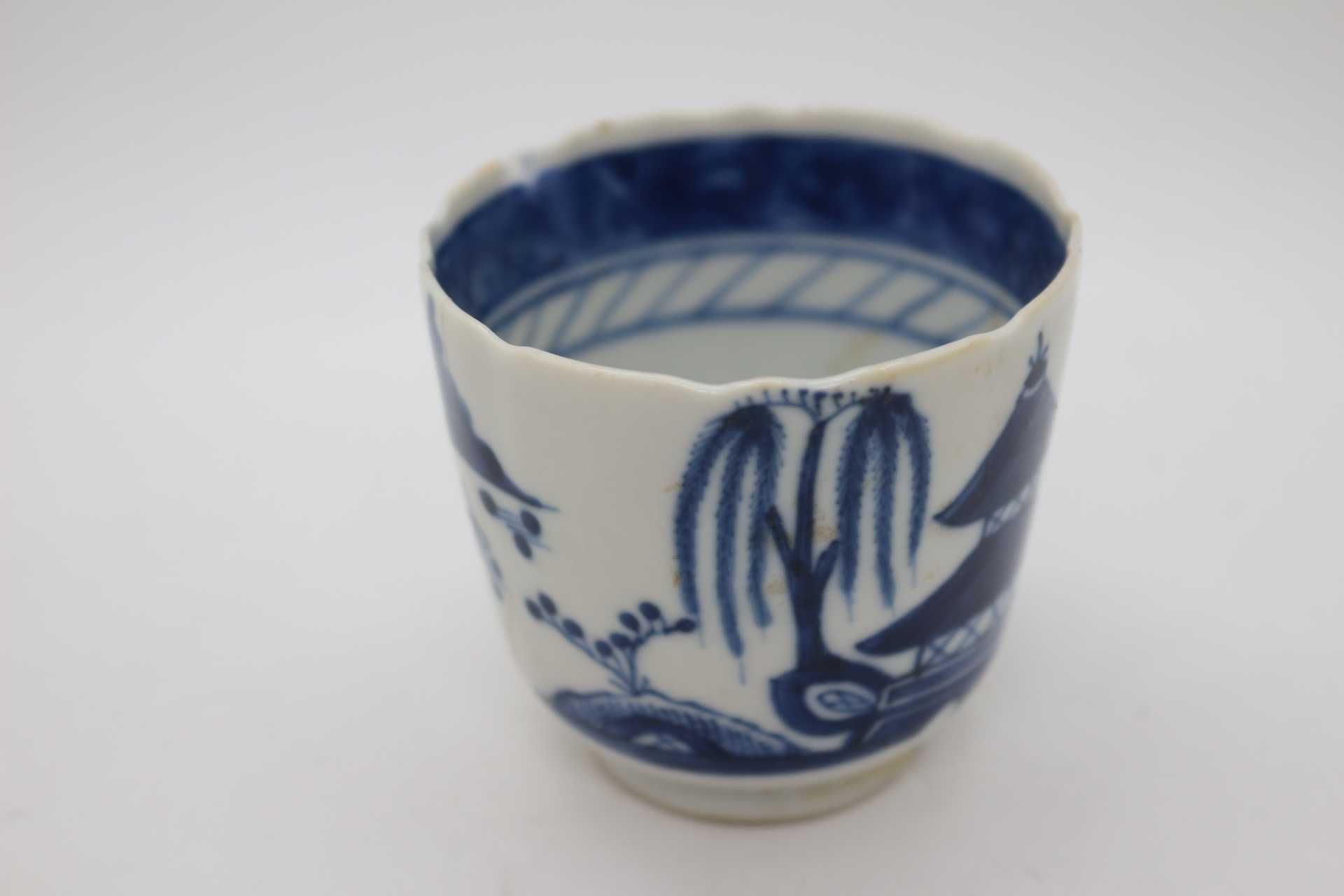 Chávena recortada em porcelana Chinesa Fluvial e Pagodes XIX