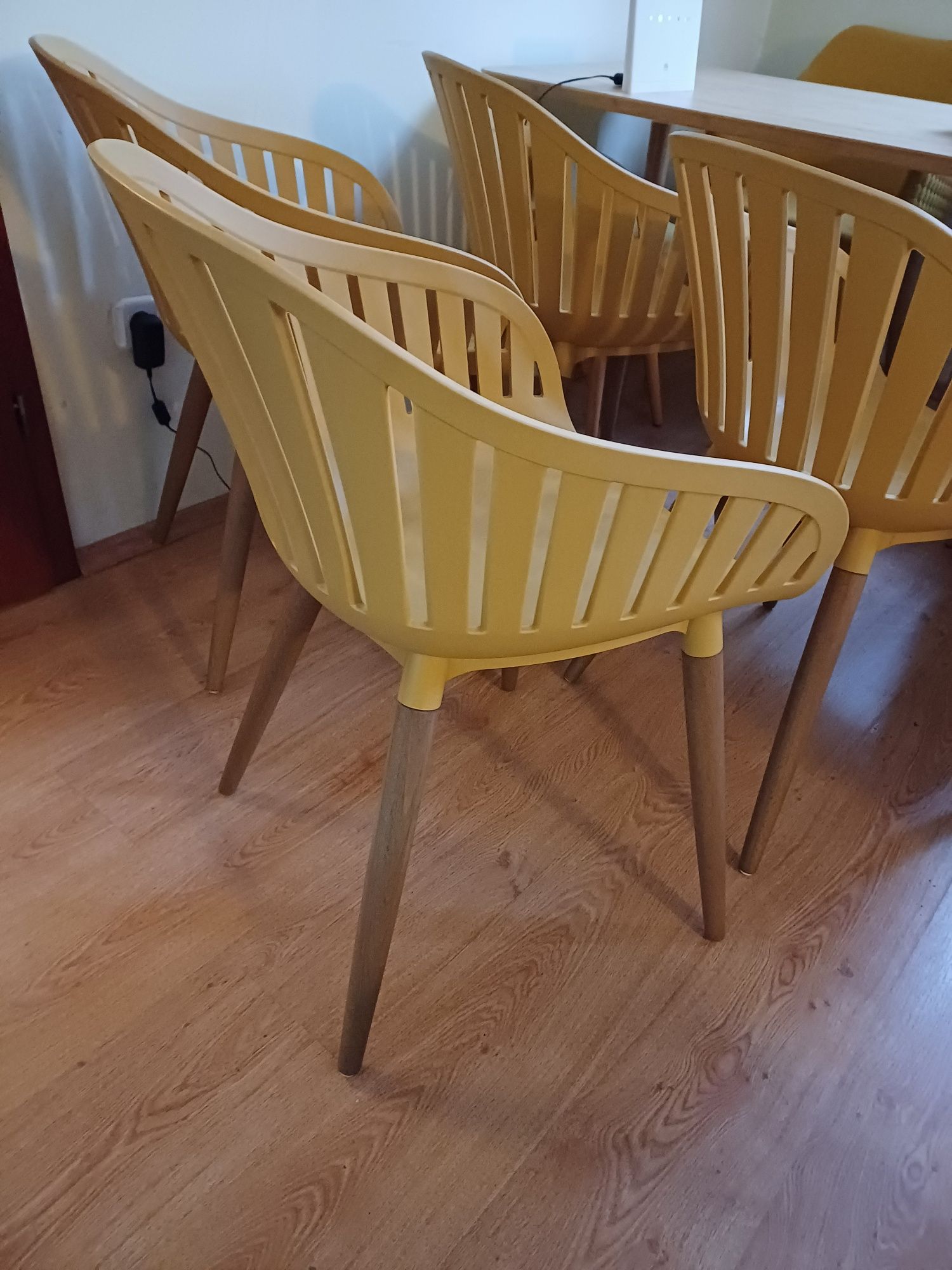 Krzesla skandynawskie musztardowe do jadalni
