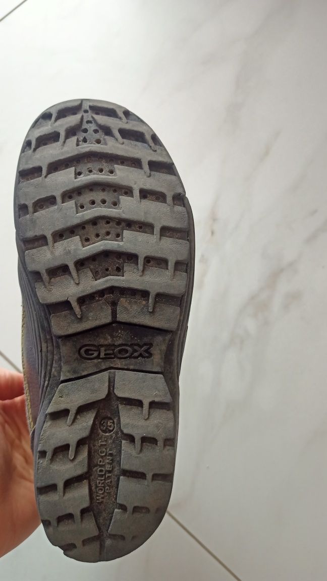 Продам водонепроникні дихаючі  кросівки шкіряні водонепроникні Geox 35