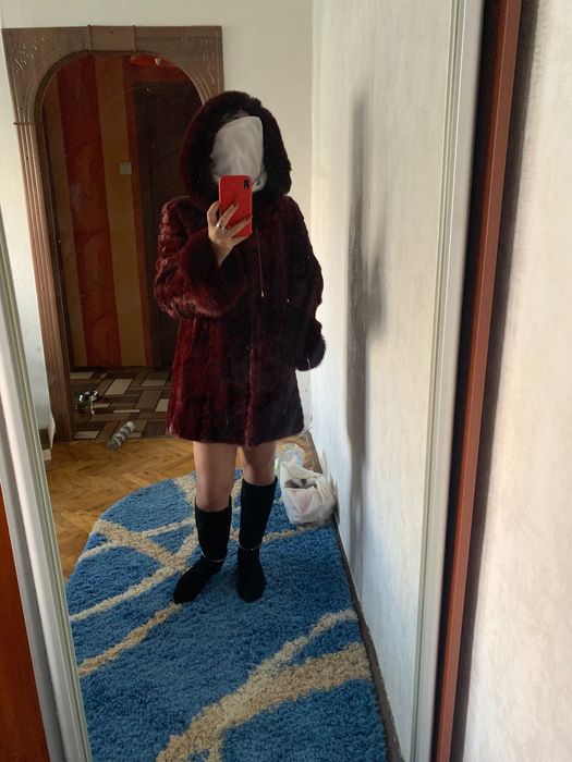 Шуба норкова темно вишневого кольору коротка