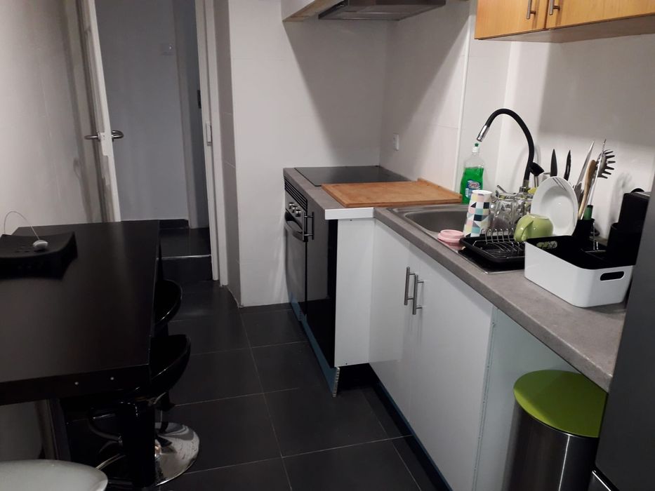 Quarto em Apart. (Próx Praça da República)