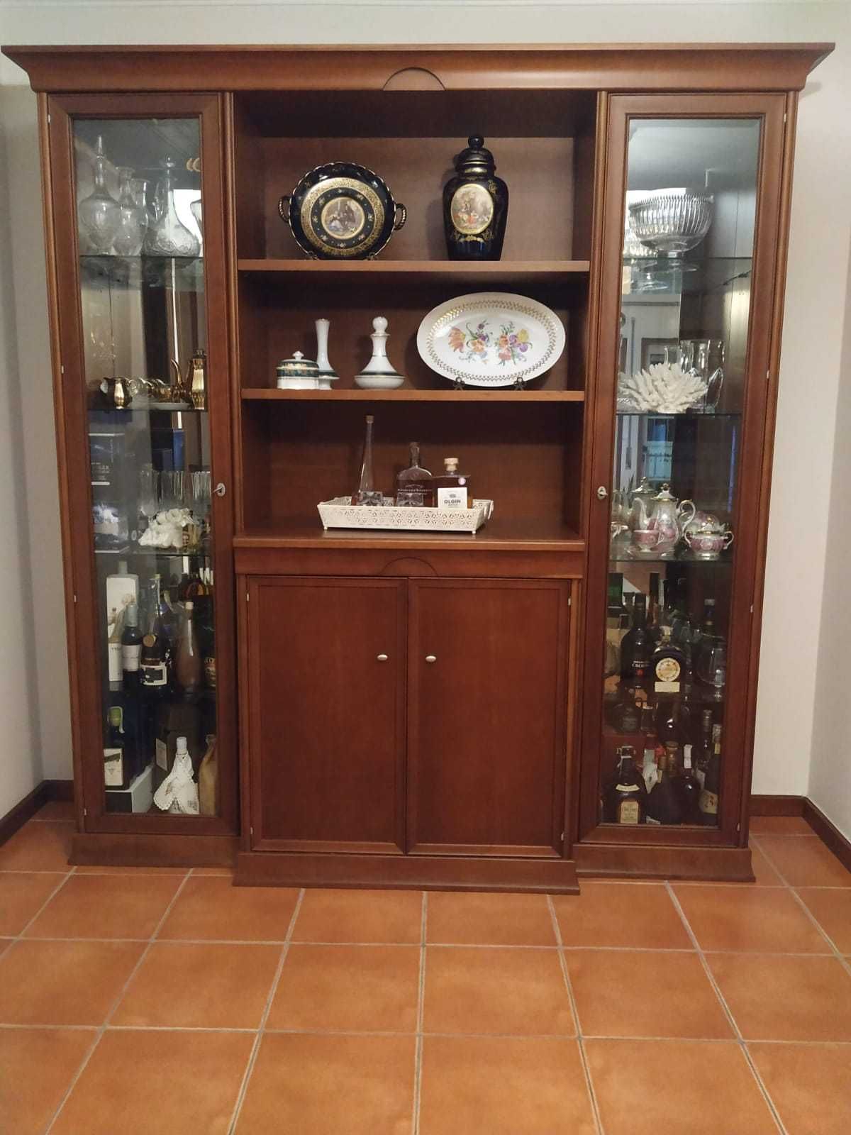 Vitrine / aparador em cerejeira