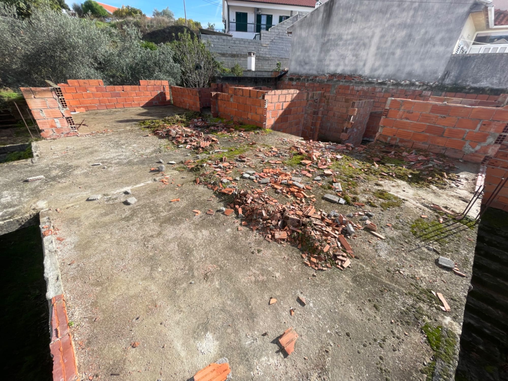 Terreno com casa em construção